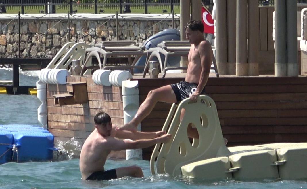 Fenerbahçeli yıldız Bodrum'da arkadaşıyla güreşti 6